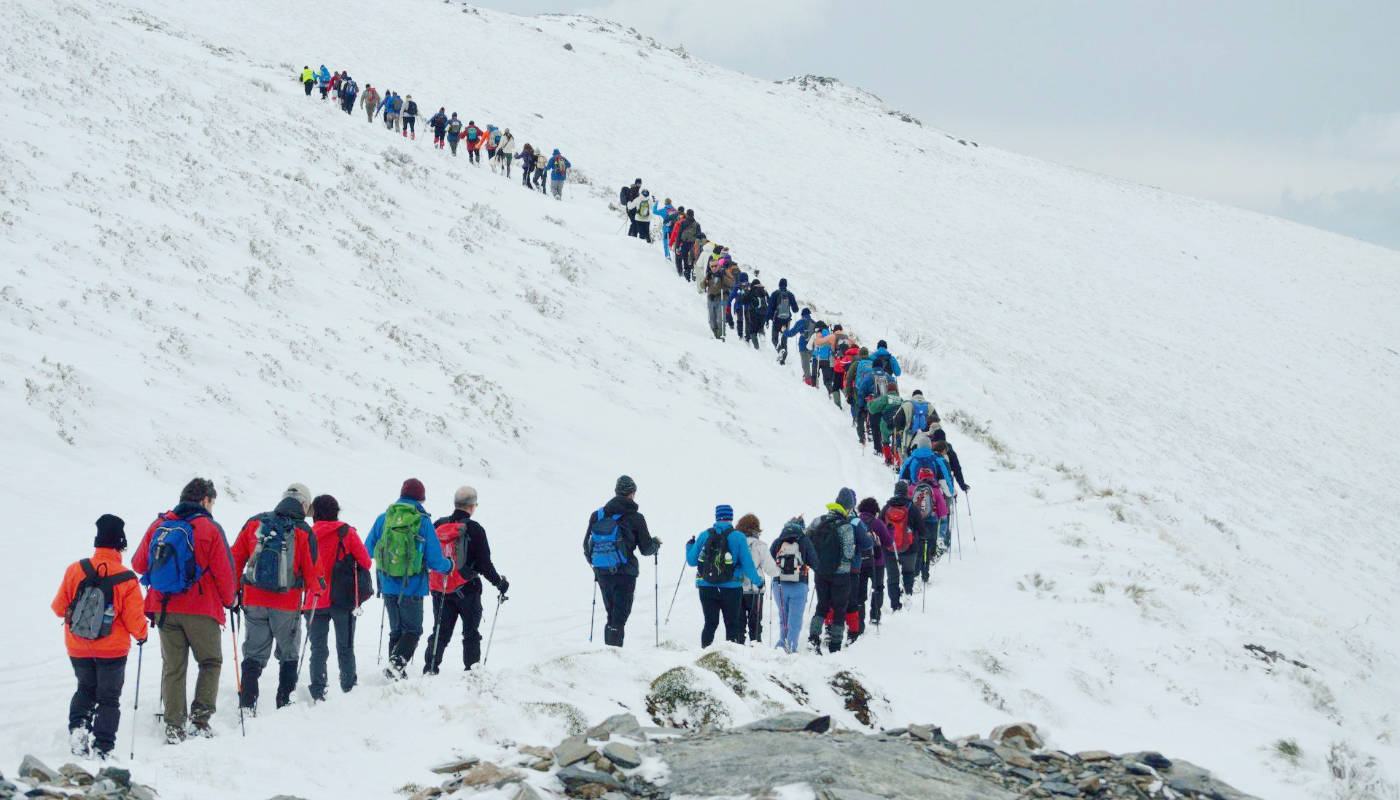 Os participantes nun Roteiro Cultural da Universidade de Vigo percorren os montes nevados de Trevinca, guiados por Xeitura S. Coop. Galega